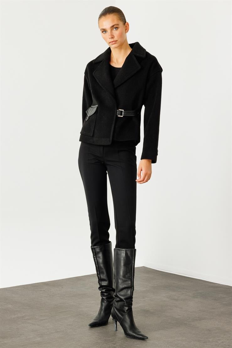 Modailgi  Kruvaze Kapamalı Deri Detaylı Kısa Kaşe Kaban Siyah