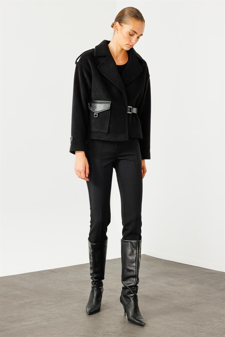 Modailgi  Kruvaze Kapamalı Deri Detaylı Kısa Kaşe Kaban Siyah