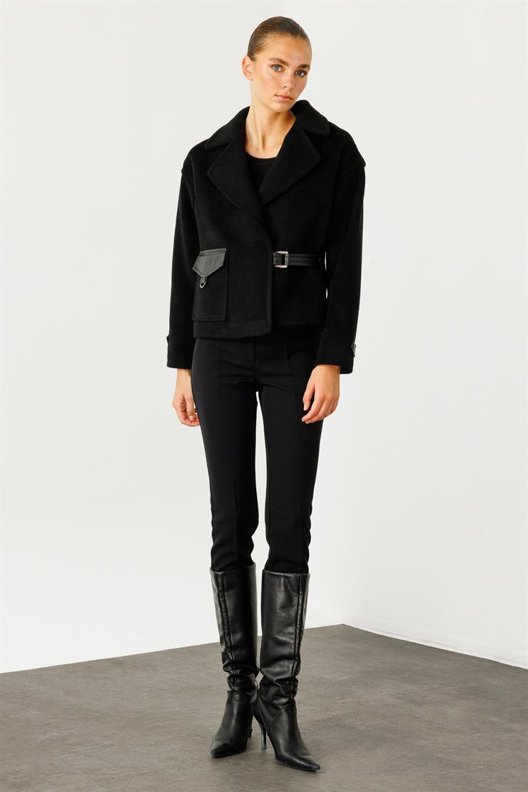 Modailgi  Kruvaze Kapamalı Deri Detaylı Kısa Kaşe Kaban Siyah