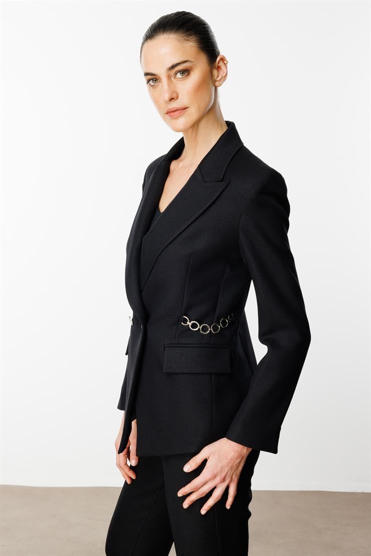 Modailgi  Kruvaze Kapamalı Yanlarda Metal Aksesuarlı Kısa Ceket Siyah