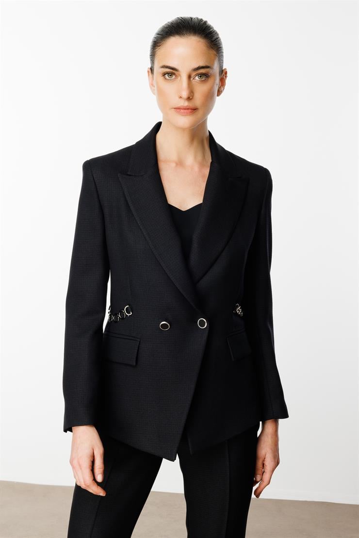 Modailgi  Kruvaze Kapamalı Yanlarda Metal Aksesuarlı Kısa Ceket Siyah