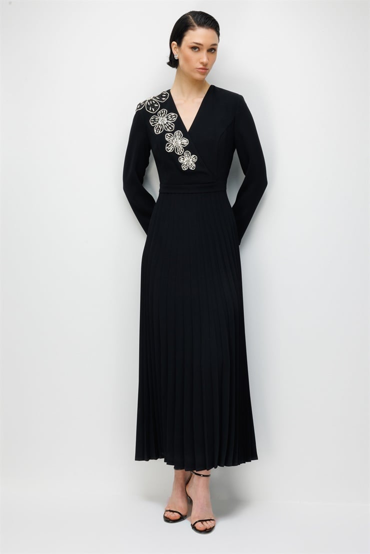 Modailgi  Kruvaze Pilisoley Çiçek Desenli Yapıştırma Taş Aksesuarlı Uzun Elbise Siyah