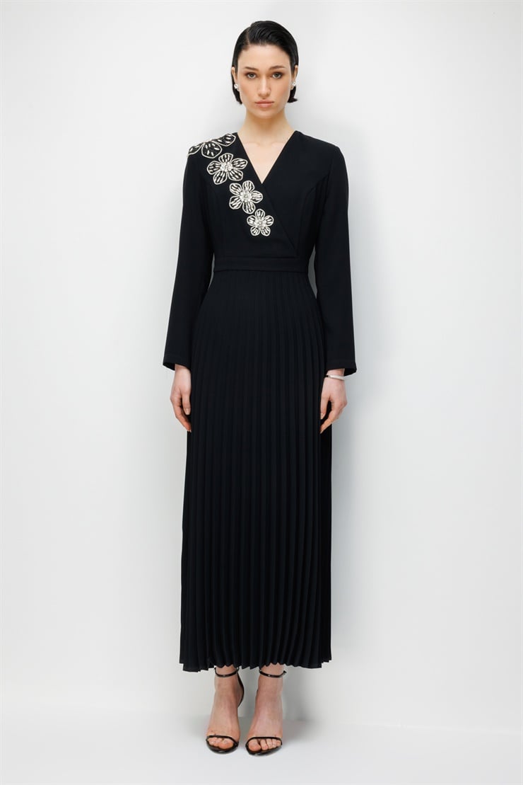 Modailgi  Kruvaze Pilisoley Çiçek Desenli Yapıştırma Taş Aksesuarlı Uzun Elbise Siyah