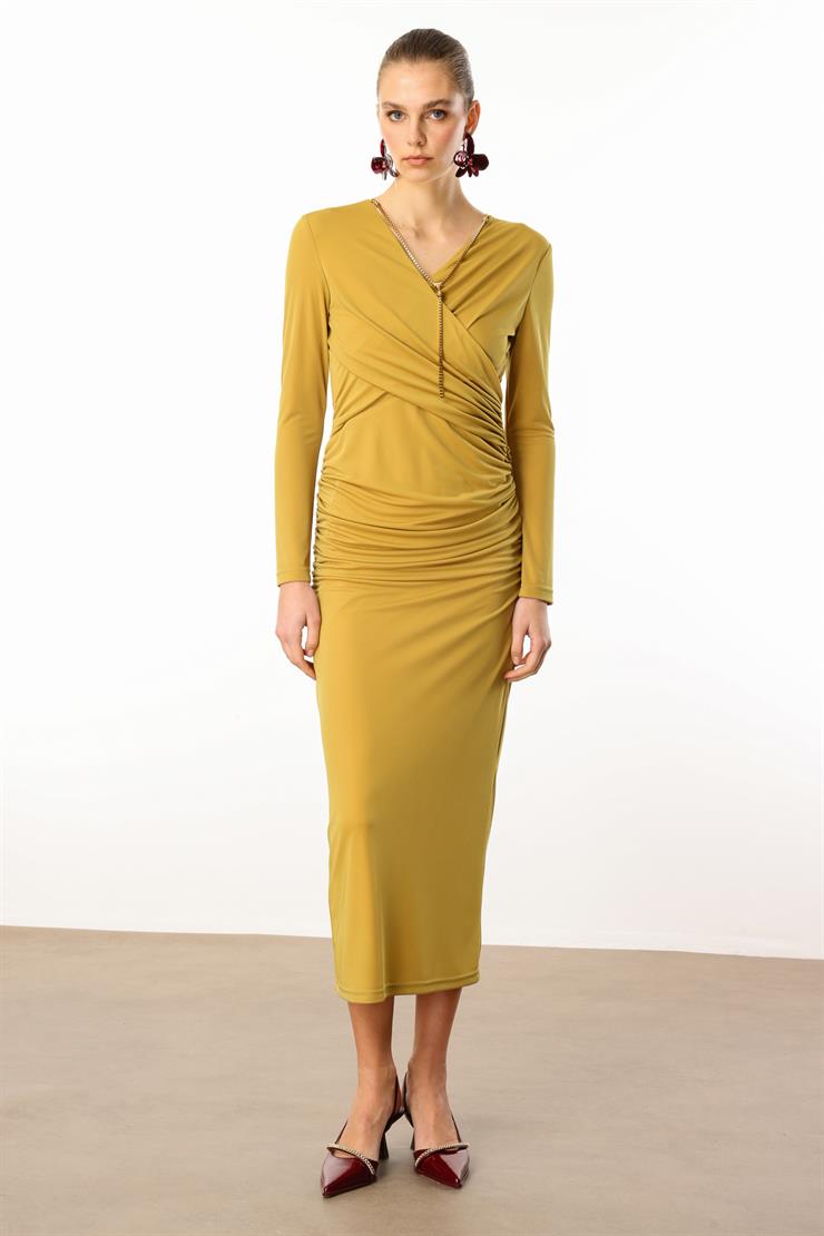 Modailgi  Kruvaze Yakalı Zincir Aksesuarlı Büzgülü Uzun Elbise Safran