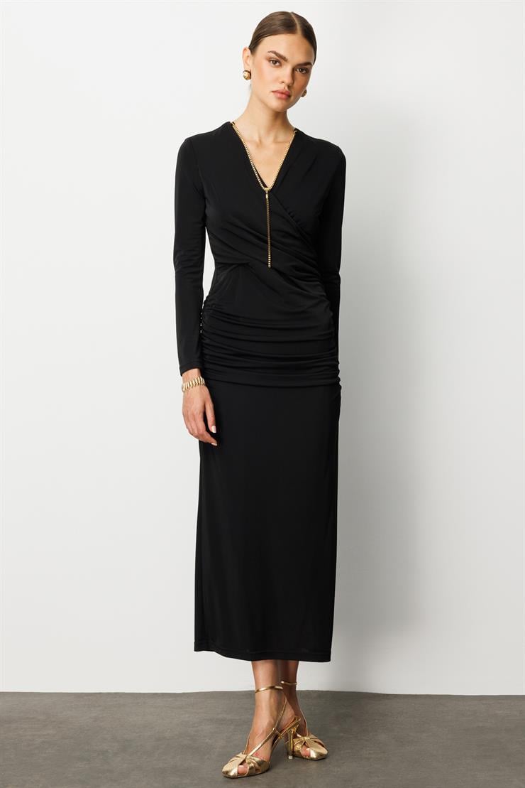 Modailgi  Kruvaze Yakalı Zincir Aksesuarlı Büzgülü Uzun Elbise Siyah