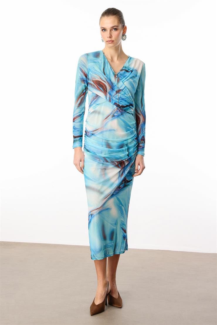 Modailgi  Kruvaze Yakalı Zincir Aksesuarlı Büzgülü Uzun Tül Elbise Mavi