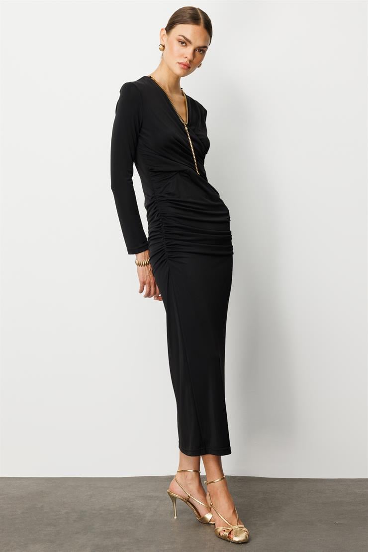 Modailgi  Kruvaze Yakalı Zincir Aksesuarlı Büzgülü Uzun Elbise Siyah