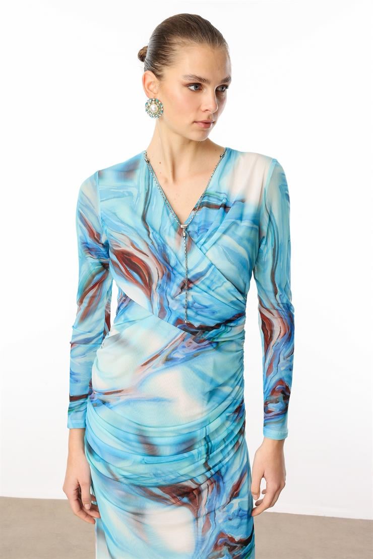 Modailgi  Kruvaze Yakalı Zincir Aksesuarlı Büzgülü Uzun Tül Elbise Mavi