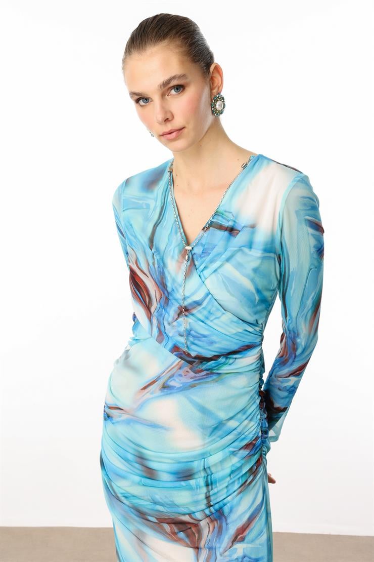 Modailgi  Kruvaze Yakalı Zincir Aksesuarlı Büzgülü Uzun Tül Elbise Mavi