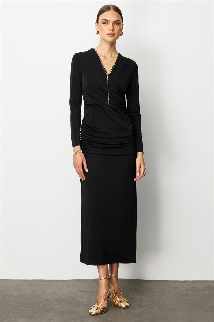 Modailgi  Kruvaze Yakalı Zincir Aksesuarlı Büzgülü Uzun Elbise Siyah