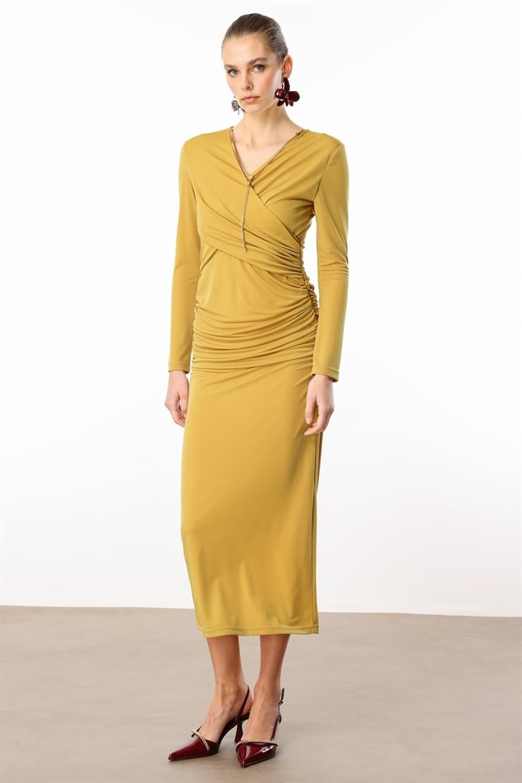 Modailgi  Kruvaze Yakalı Zincir Aksesuarlı Büzgülü Uzun Elbise Safran