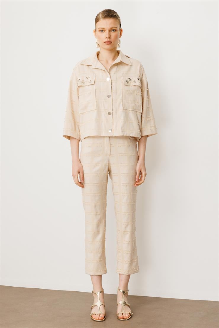 Modailgi  Metal Aksesuar ve İnci Detaylı Düşük Omuzlu Kısa Astarsız Ceket Taş