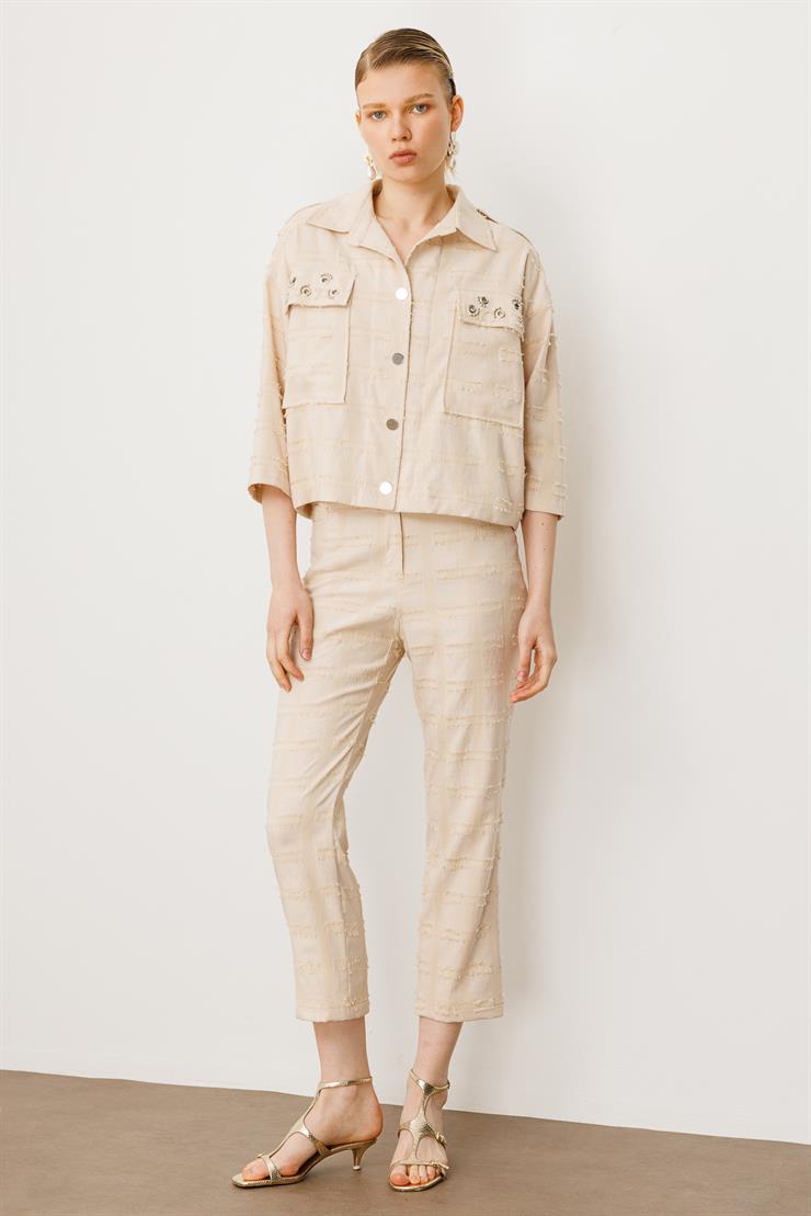 Modailgi  Metal Aksesuar ve İnci Detaylı Düşük Omuzlu Kısa Astarsız Ceket Taş