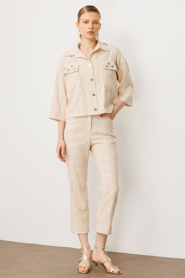 Modailgi  Metal Aksesuar ve İnci Detaylı Düşük Omuzlu Kısa Astarsız Ceket Taş