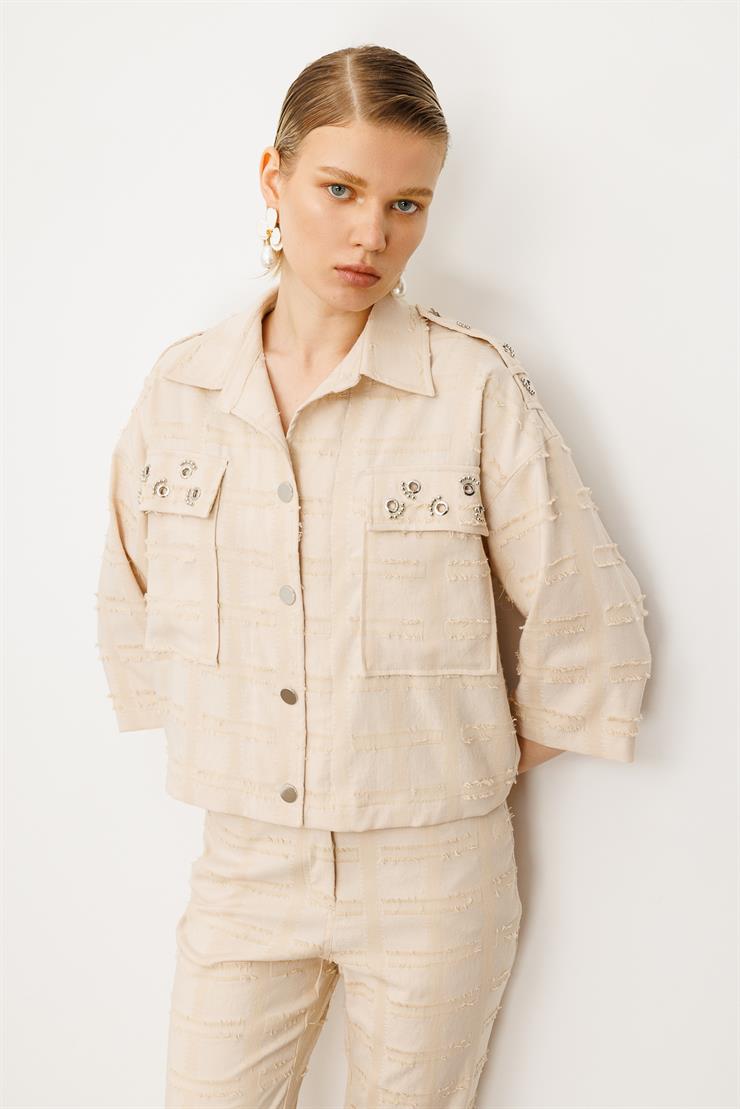 Modailgi  Metal Aksesuar ve İnci Detaylı Düşük Omuzlu Kısa Astarsız Ceket Taş