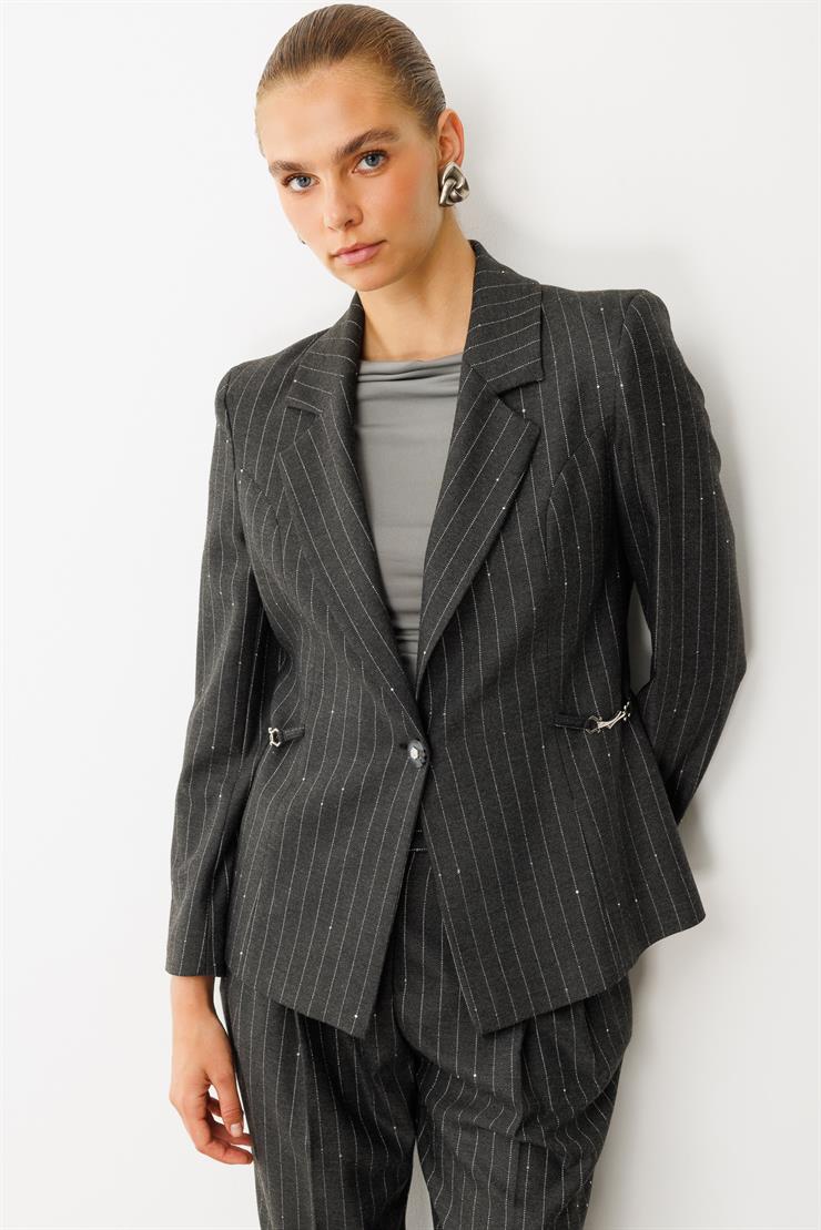 Modailgi  Mono Yaka Tek Düğme Kapamalı Kuptan Metal Aksesuar Detaylı Kısa Ceket - 45004 Siyah