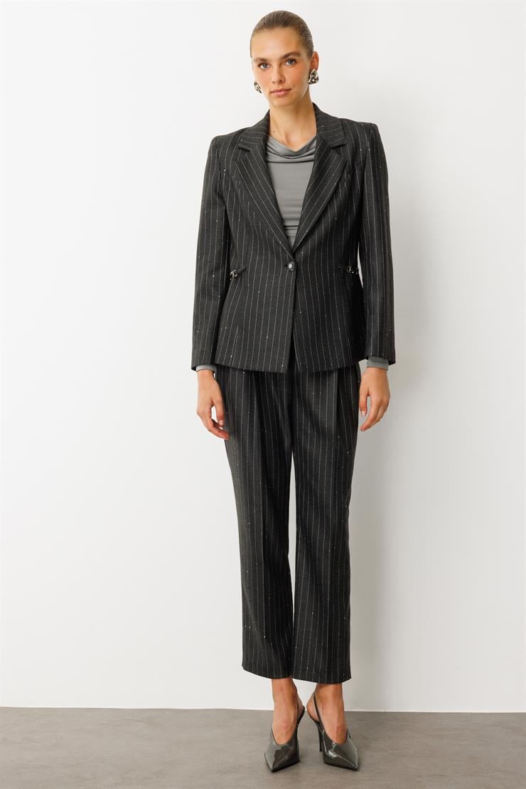 Modailgi  Mono Yaka Tek Düğme Kapamalı Kuptan Metal Aksesuar Detaylı Kısa Ceket - 45004 Siyah