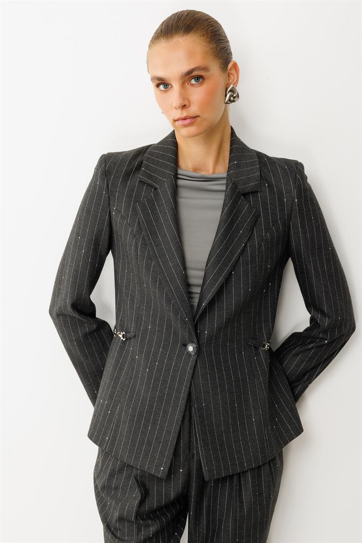 Modailgi  Mono Yaka Tek Düğme Kapamalı Kuptan Metal Aksesuar Detaylı Kısa Ceket - 45004 Siyah