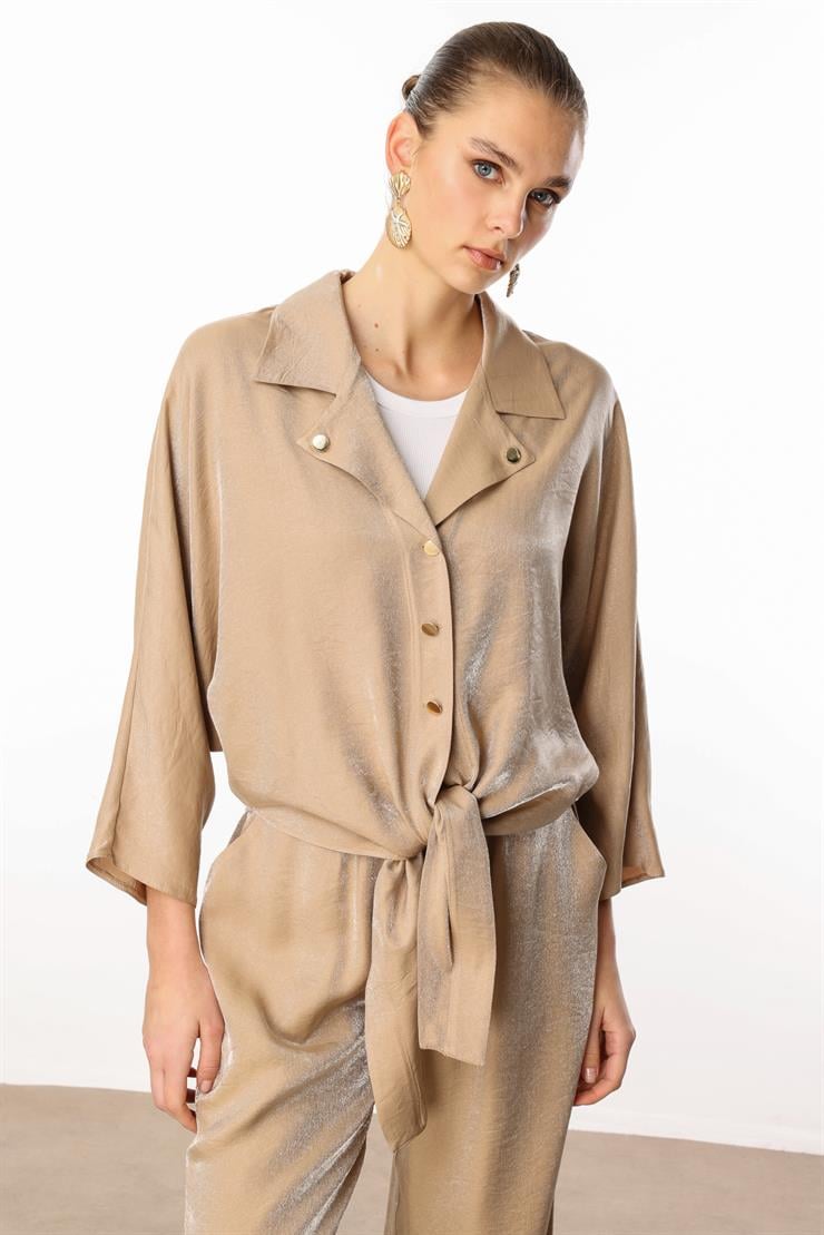 Modailgi  Mono Yaka Yarasa Kol Önden Bağlama Detaylı Kısa Gömlek Camel