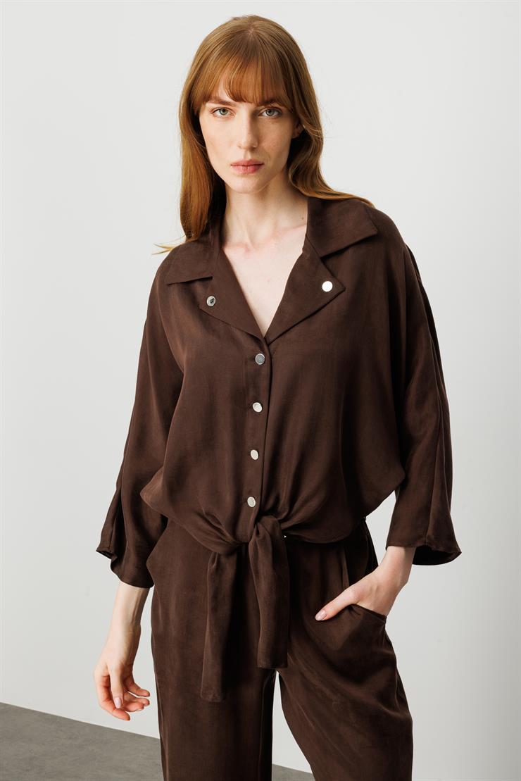 Modailgi  Mono Yakalı Yarasa Kol Önden Bağlama Detaylı Kısa Gömlek - 40025 Kahve