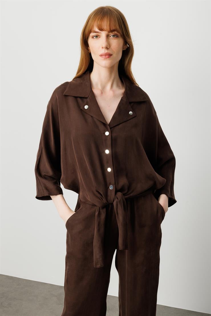 Modailgi  Mono Yakalı Yarasa Kol Önden Bağlama Detaylı Kısa Gömlek - 40025 Kahve