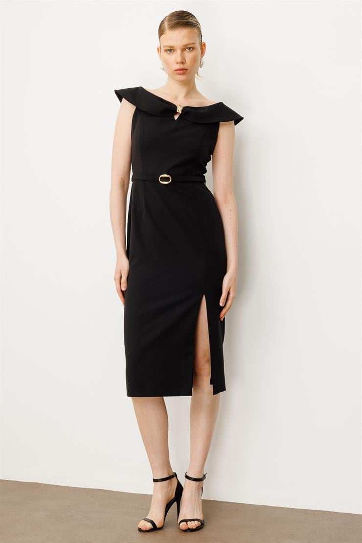 Modailgi  Omuzları Açık Kelebek Yaka Metal Aksesuar ve Kemer Detaylı Önden Yırtmaçlı Elbise Siyah