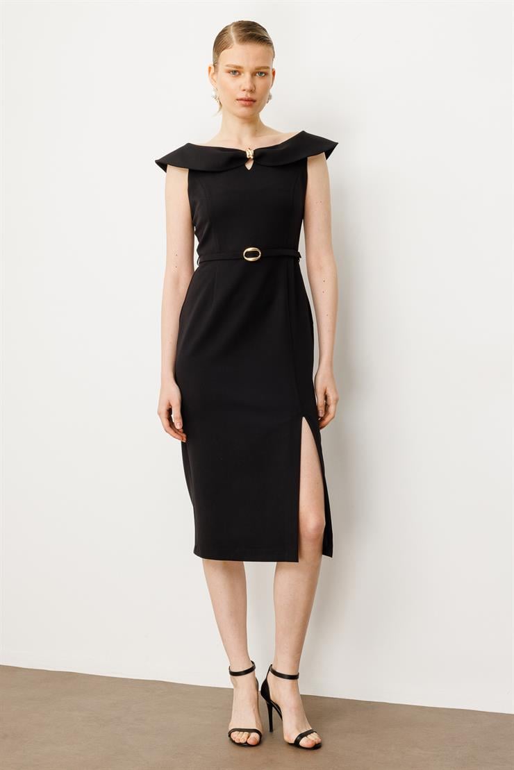 Modailgi  Omuzları Açık Kelebek Yaka Metal Aksesuar ve Kemer Detaylı Önden Yırtmaçlı Elbise Siyah