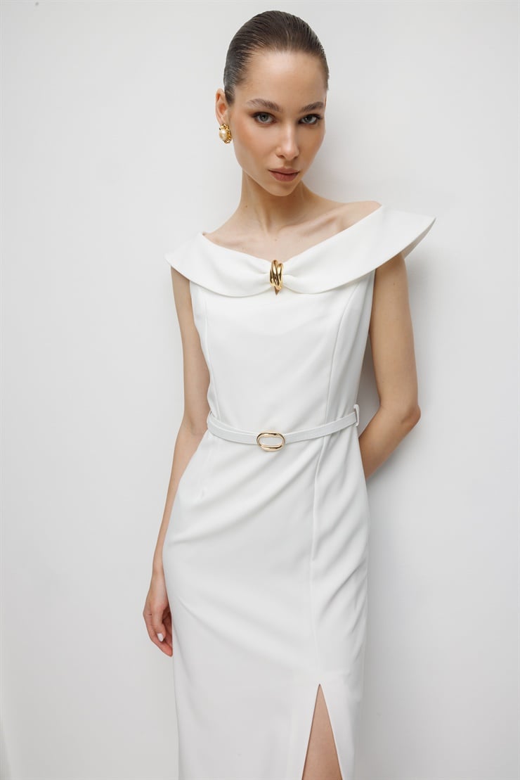 Modailgi  Omuzları Açık Kelebek Yaka Metal Aksesuar ve Kemer Detaylı Önden Yırtmaçlı Elbise Ekru