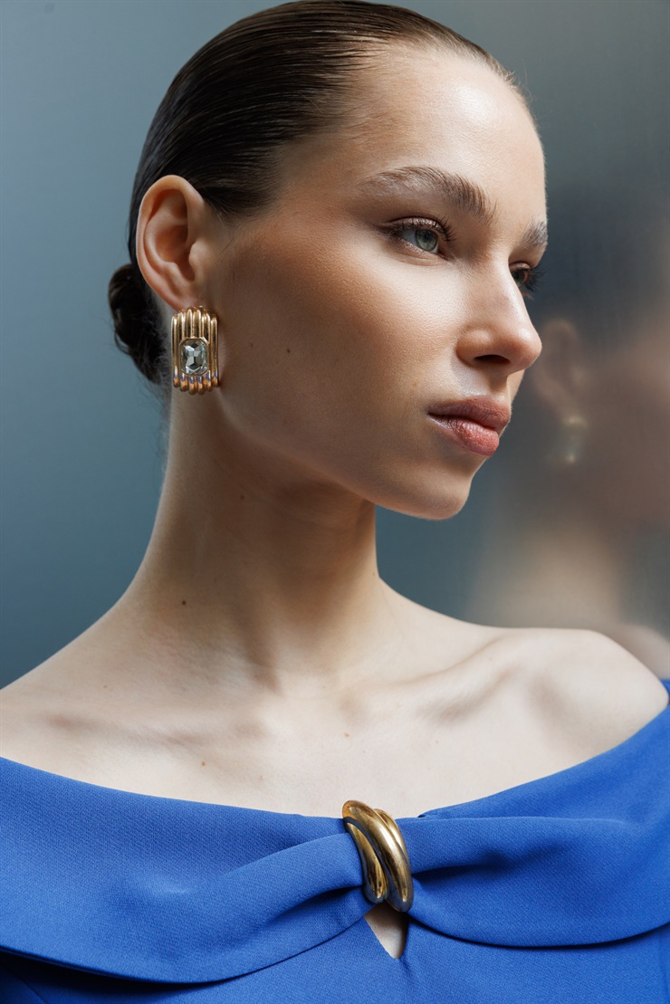 Modailgi  Omuzları Açık Kelebek Yaka Metal Aksesuar ve Kemer Detaylı Önden Yırtmaçlı Elbise Saks