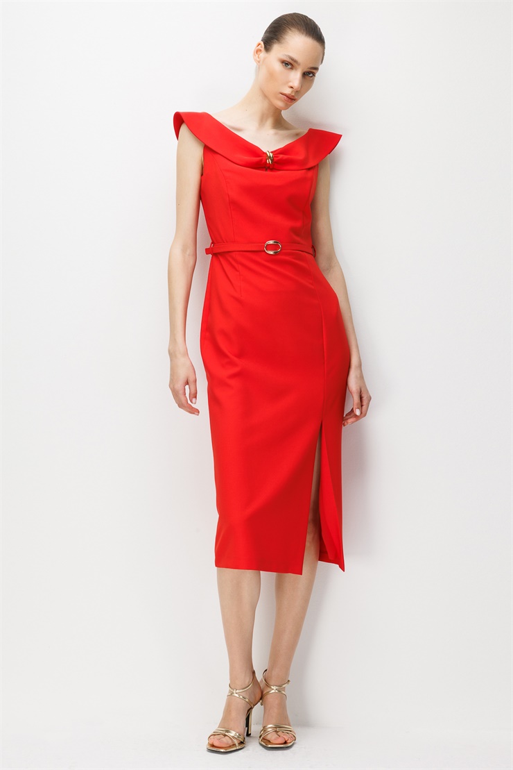 Modailgi  Omuzları Açık Kelebek Yaka Metal Aksesuar ve Kemer Detaylı Önden Yırtmaçlı Elbise Kırmızı