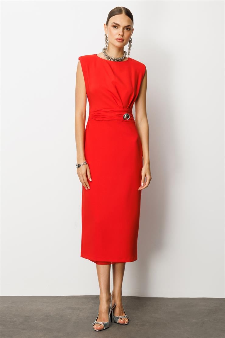 Modailgi  Omuzları Apoletli Pile ve Kraş Detaylı Metal Toka Aksesuarlı Midi Boy Elbise Kırmızı