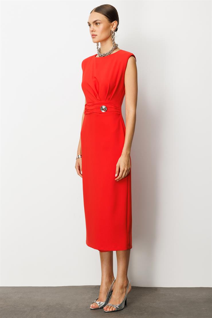 Modailgi  Omuzları Apoletli Pile ve Kraş Detaylı Metal Toka Aksesuarlı Midi Boy Elbise Kırmızı