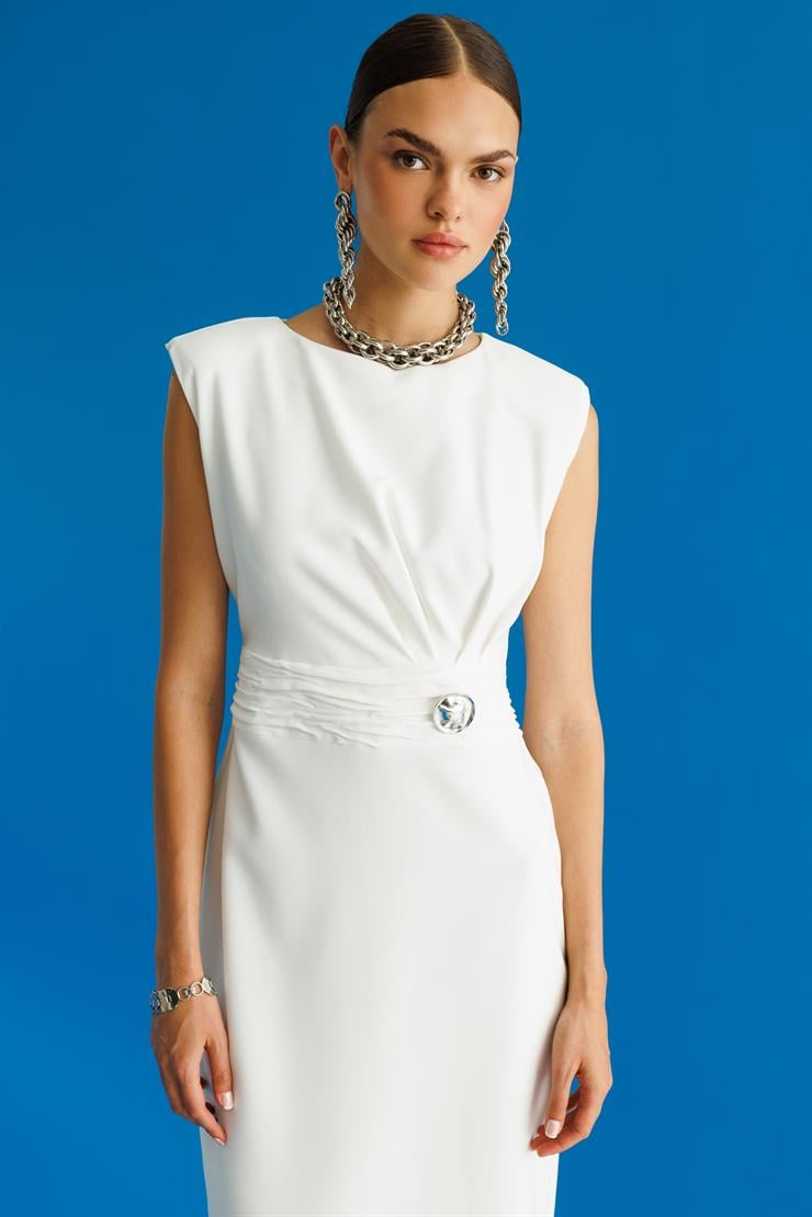 Modailgi  Omuzları Apoletli Pile ve Kraş Detaylı Metal Toka Aksesuarlı Midi Boy Elbise Ekru