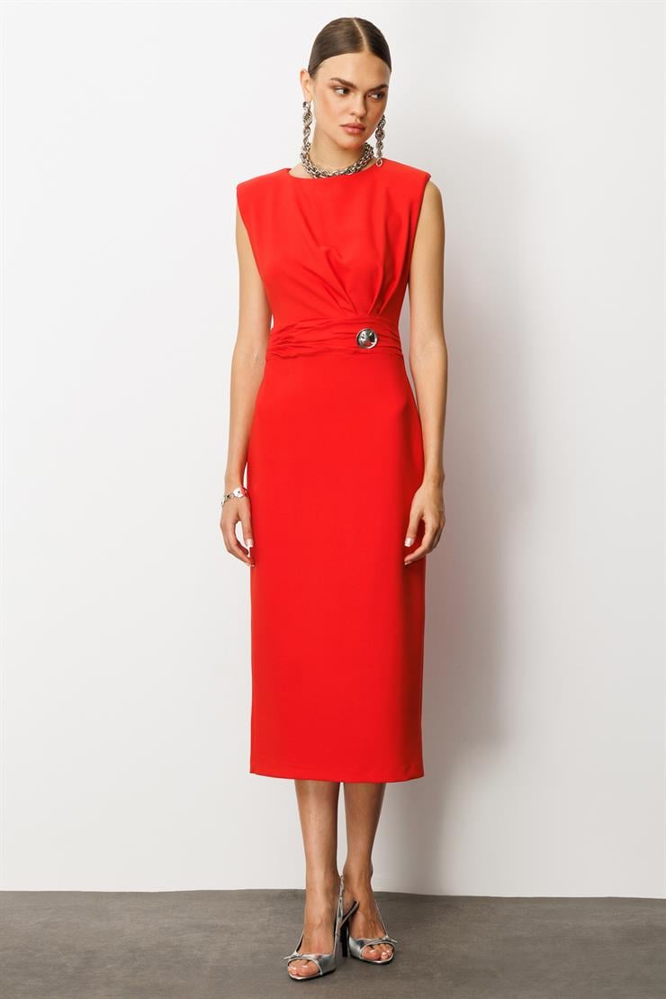 Modailgi  Omuzları Apoletli Pile ve Kraş Detaylı Metal Toka Aksesuarlı Midi Boy Elbise Kırmızı