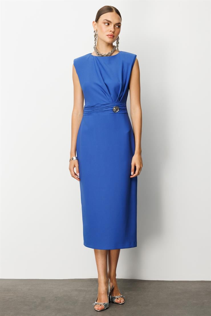 Modailgi  Omuzları Apoletli Pile ve Kraş Detaylı Metal Toka Aksesuarlı Midi Boy Elbise Mavi