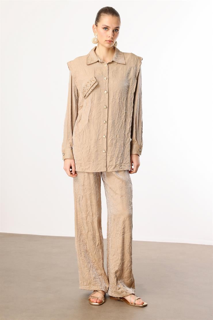 Modailgi  Omuzları Havalı Dikiş Detaylı Cep Kapağı İncili Düğme Kapamalı Gömlek Camel