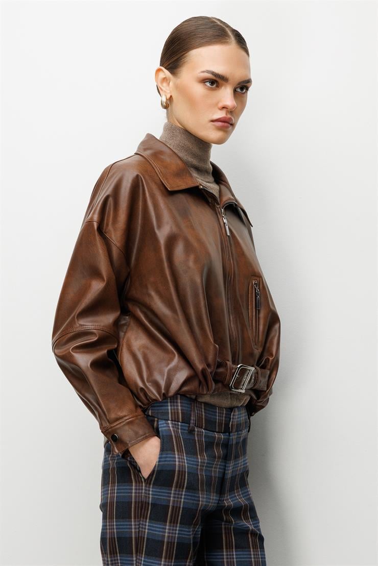 Modailgi  Önü Büzgü ve Kemer Detaylı Oversize Kısa Deri Mont Kahve