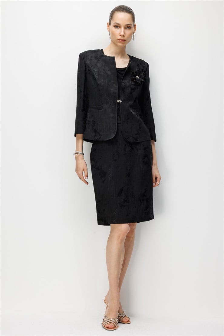 Modailgi  Önü Çiçek Broşlu Sıfır Yaka Truvakar Kol Jakar Ceket - 35048 Siyah