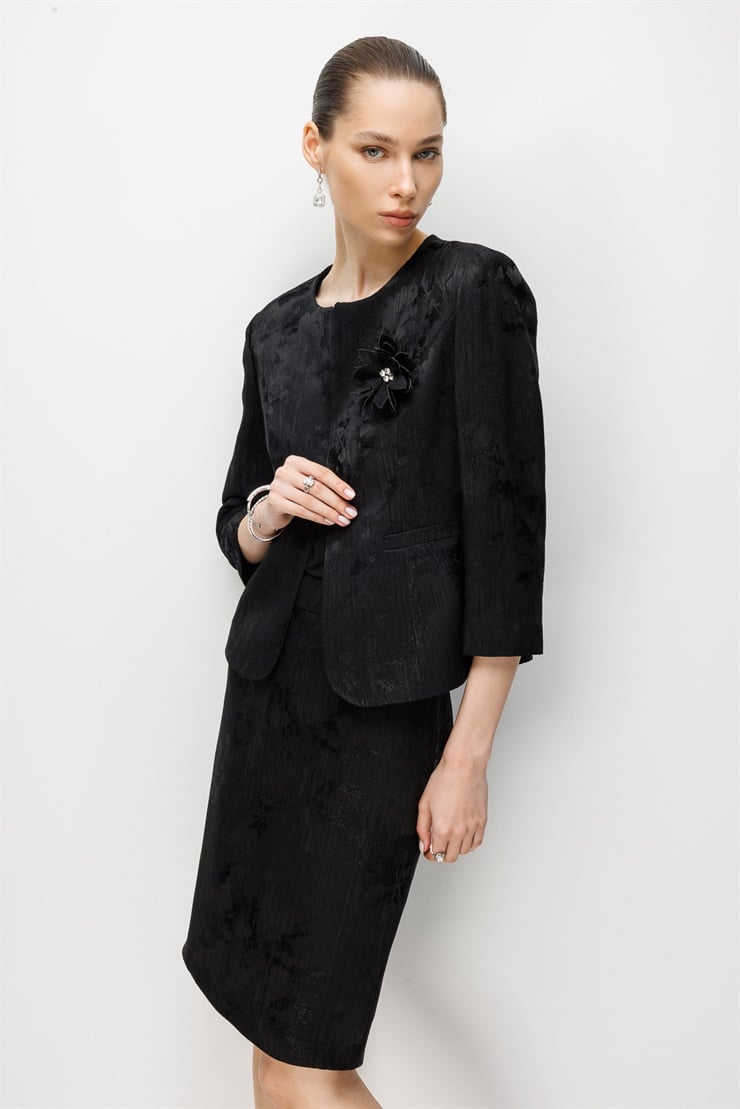 Modailgi  Önü Çiçek Broşlu Sıfır Yaka Truvakar Kol Jakar Ceket - 35048 Siyah