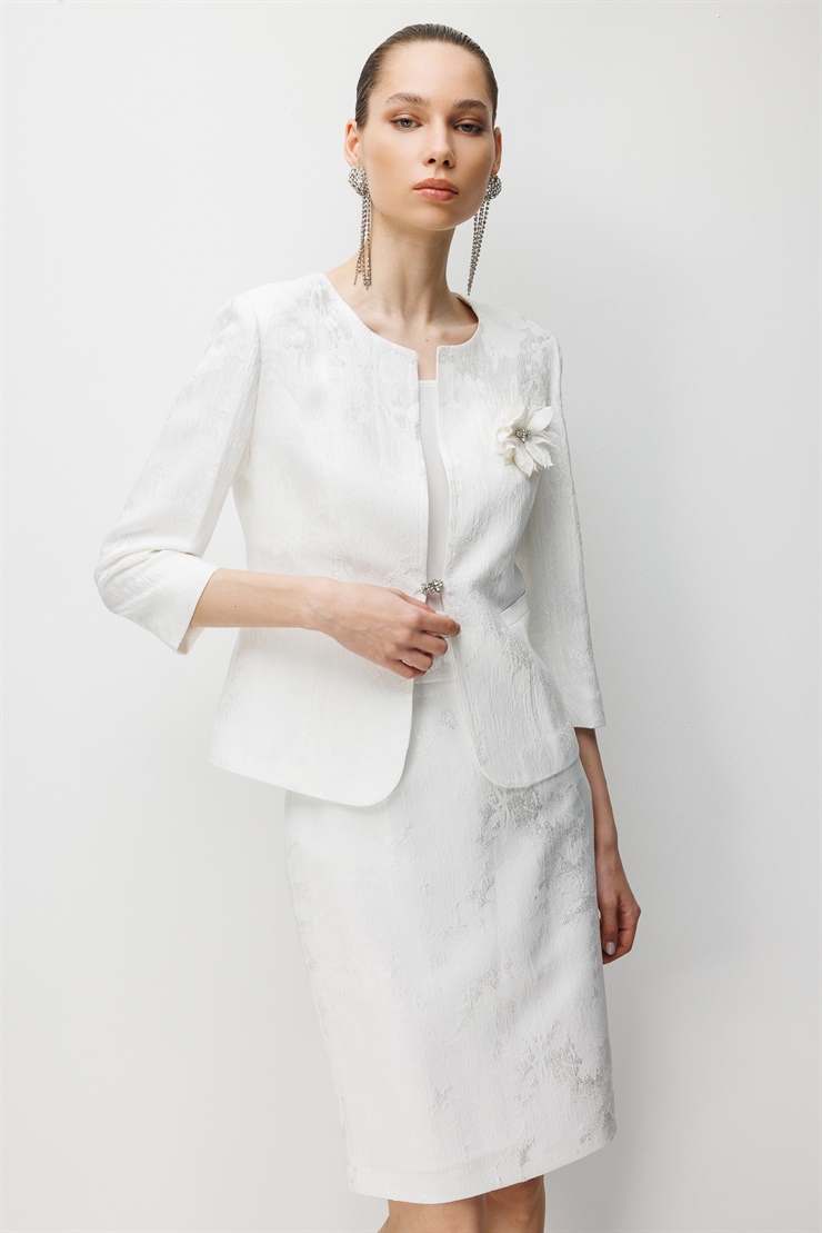 Modailgi  Önü Çiçek Broşlu Sıfır Yaka Truvakar Kol Jakar Ceket - 35048 Ekru