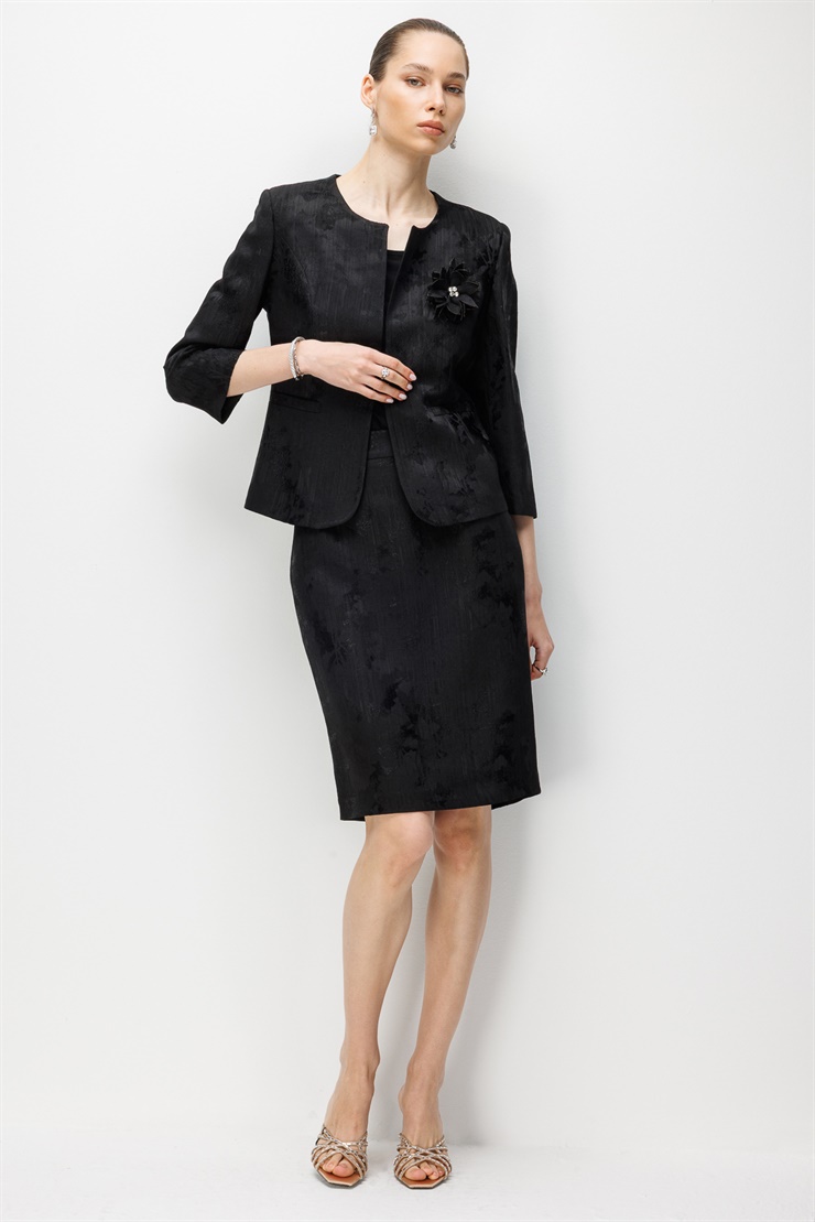 Modailgi  Önü Çiçek Broşlu Sıfır Yaka Truvakar Kol Jakar Ceket - 35048 Siyah