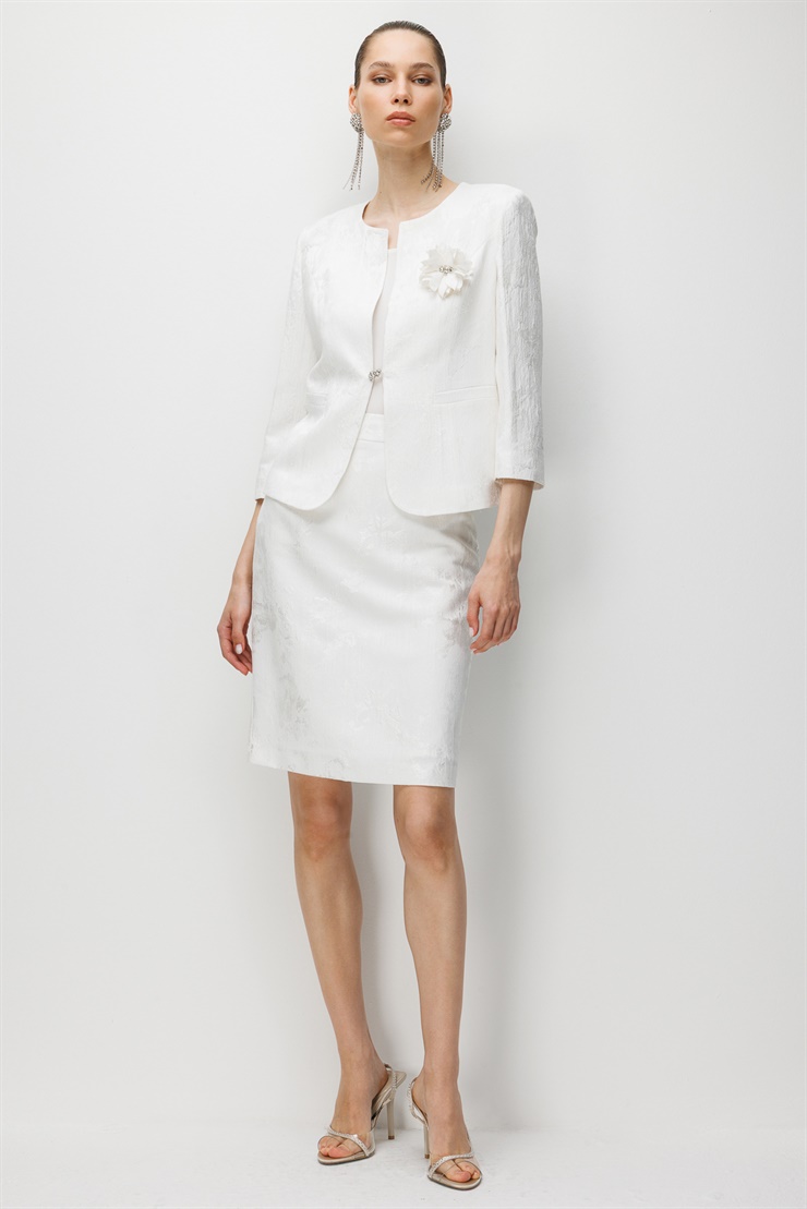 Modailgi  Önü Çiçek Broşlu Sıfır Yaka Truvakar Kol Jakar Ceket - 35048 Ekru