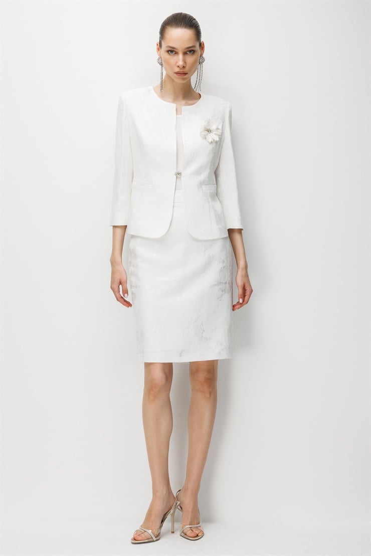 Modailgi  Önü Çiçek Broşlu Sıfır Yaka Truvakar Kol Jakar Ceket - 35048 Ekru