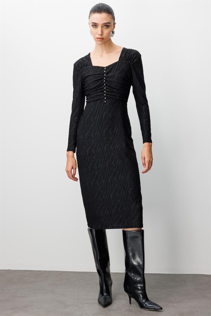Modailgi  Öpücük Yaka Jakar Yakma Kumaş İnci Detaylı Kalem Elbise Siyah
