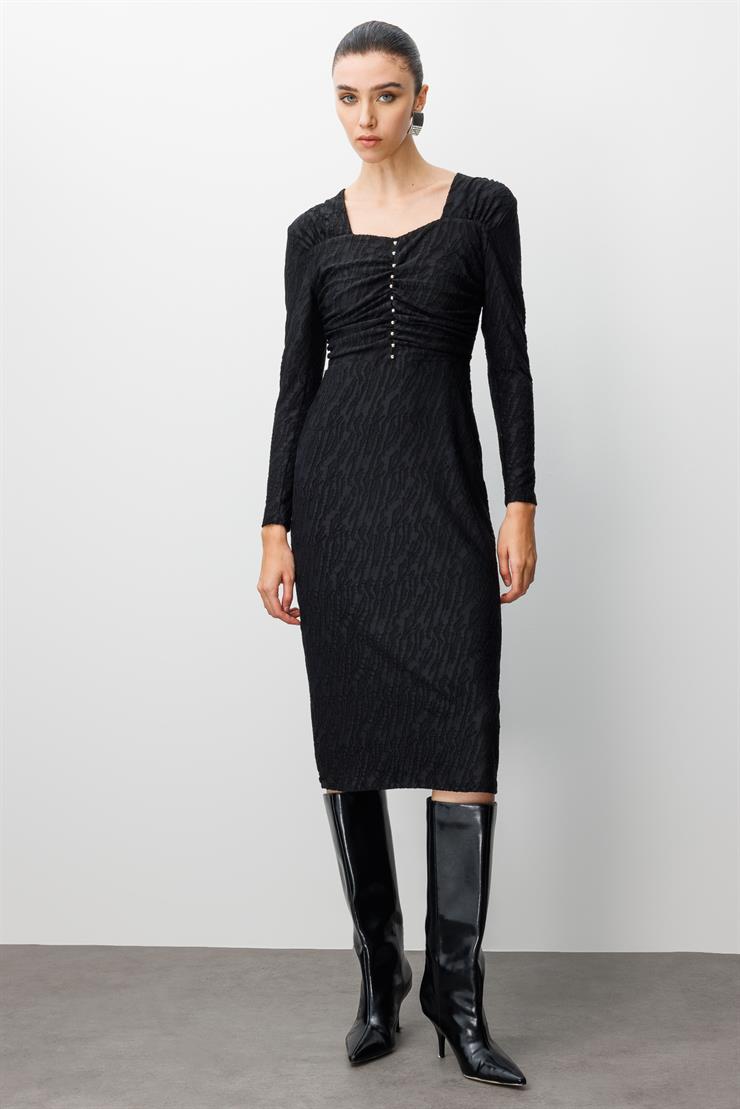 Modailgi  Öpücük Yaka Jakar Yakma Kumaş İnci Detaylı Kalem Elbise Siyah