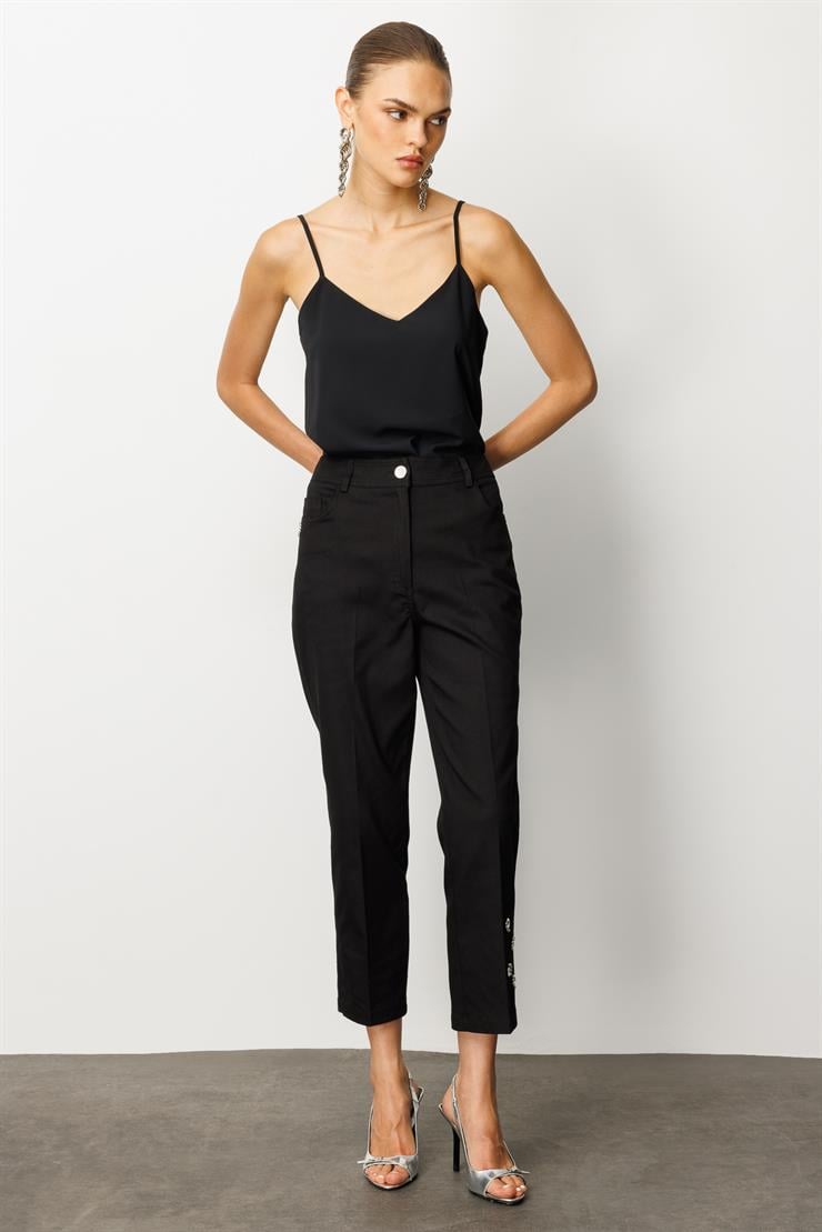 Modailgi  Paçası Kuşgözü ve İnci Detaylı Pantolon - 70041 Siyah