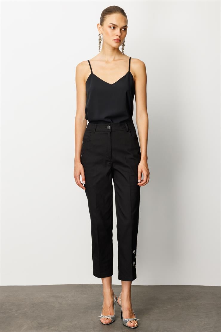 Modailgi  Paçası Kuşgözü ve İnci Detaylı Pantolon - 70041 Siyah