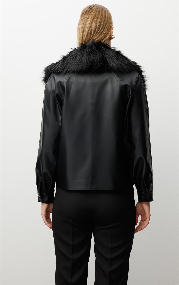 Modailgi  Reglan Kol Kruvaze Kapama Yakası Seyyar Kürk Aksesuarlı Kısa Deri Ceket Siyah