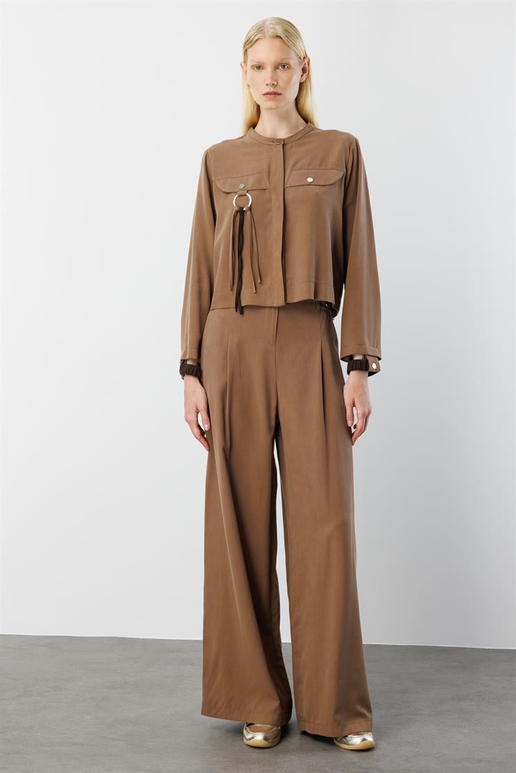 Modailgi  Sıfır Yaka Lastik Manşetli Cebi Metal Aksesuar ve Biye Detaylı Gömlek - 40043 Vizon