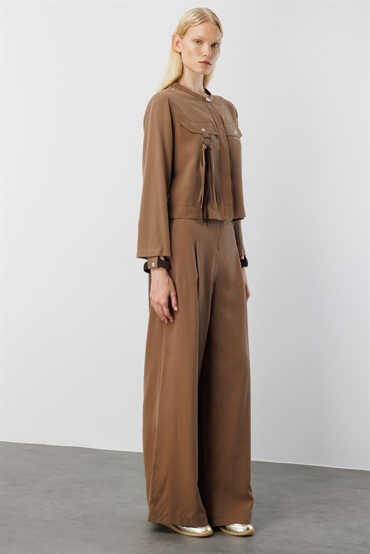 Modailgi  Sıfır Yaka Lastik Manşetli Cebi Metal Aksesuar ve Biye Detaylı Gömlek - 40043 Vizon